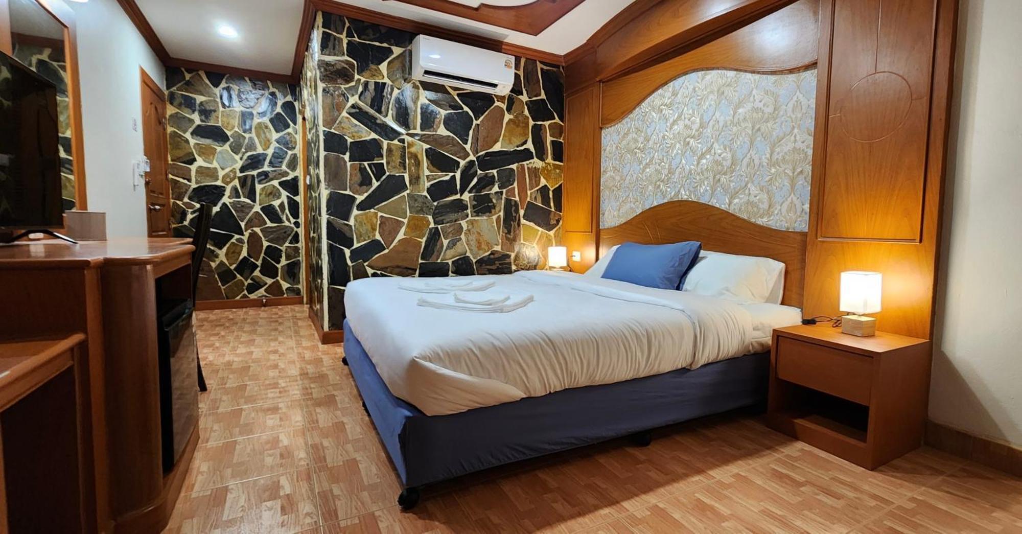 Arya Suites Patong Beach エクステリア 写真
