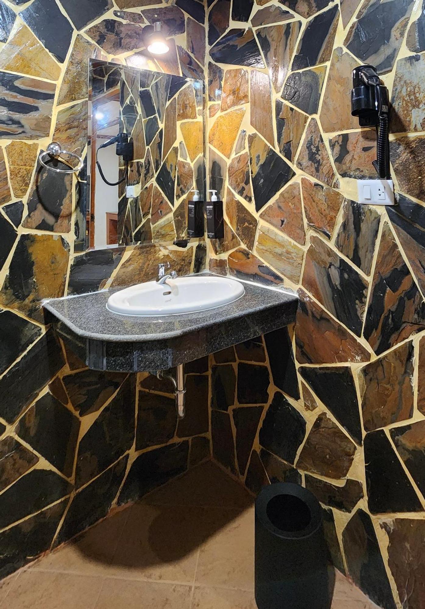 Arya Suites Patong Beach エクステリア 写真