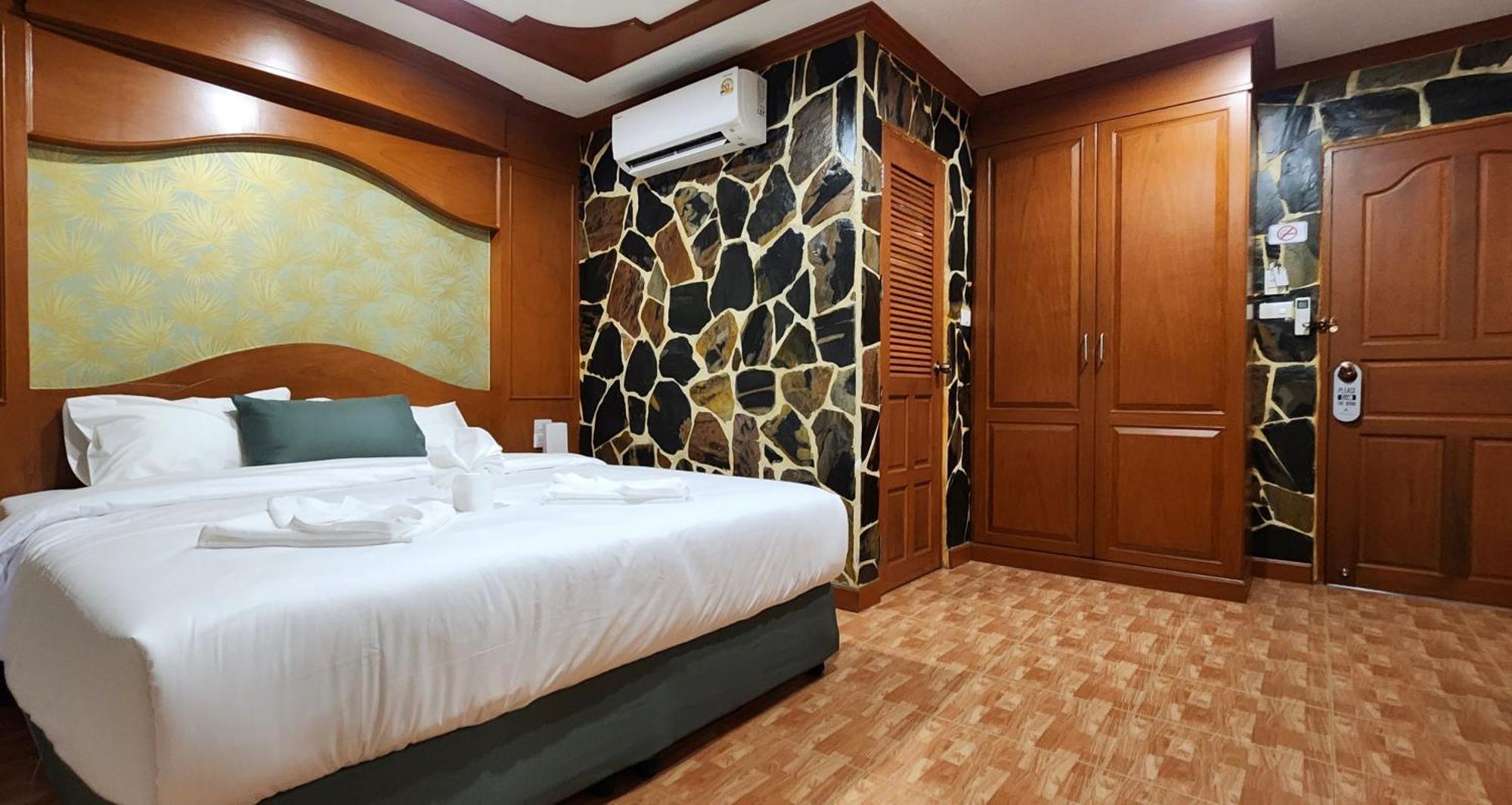 Arya Suites Patong Beach エクステリア 写真